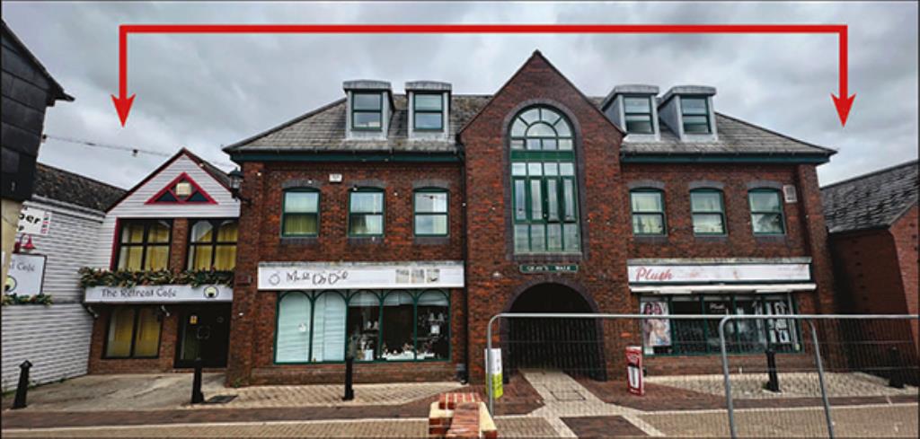 Lot: 122 - FREEHOLD TOWN CENTRE INVESTMENT COMPRISING ELEVEN COMMERCIAL UNITS AND RESIDENTIAL GROUND RENT INCOME - Freehold Town Centre Investment Newport Isle of Wight